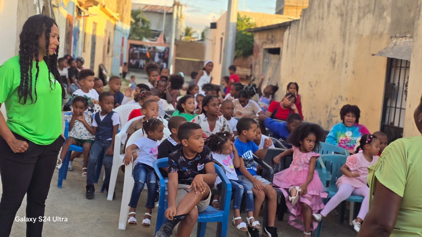 Xiomara acompañando a niños en una actividad en la calle