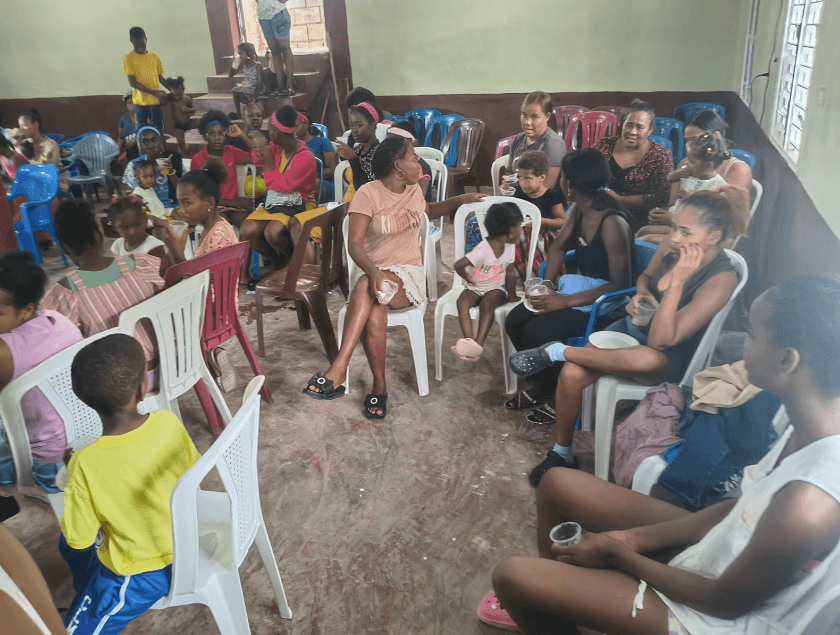 Madres y niños reunidos en un encuentro comunitario