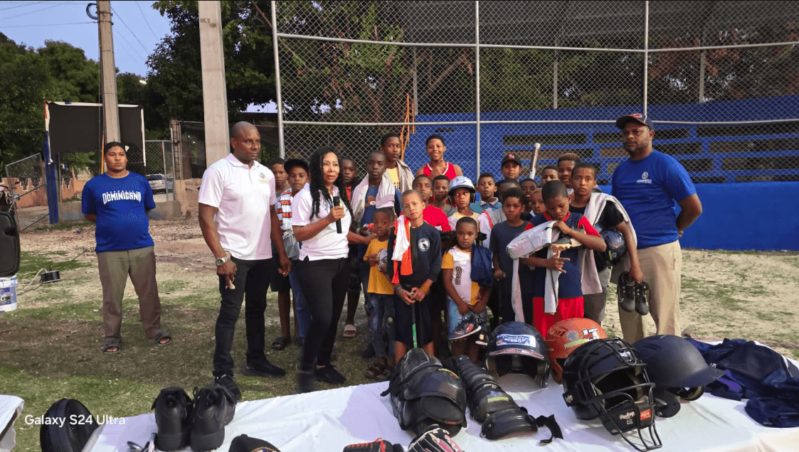 Foto grupal de la fundación con niños y equipamiento donado