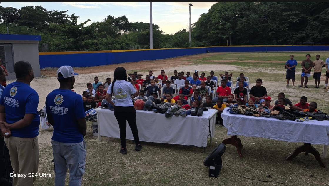 Niños y jóvenes reunidos en una jornada deportiva comunitaria