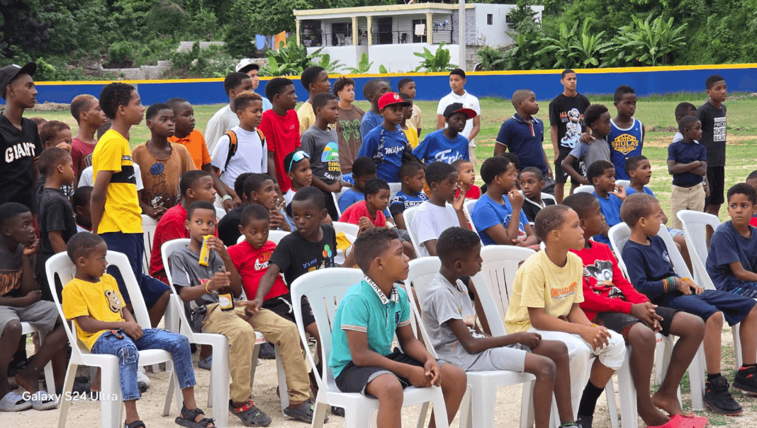 Grupo de niños atentos durante una charla